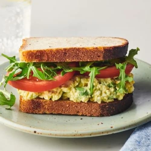 Sandwich de huevo, palmito y tomate