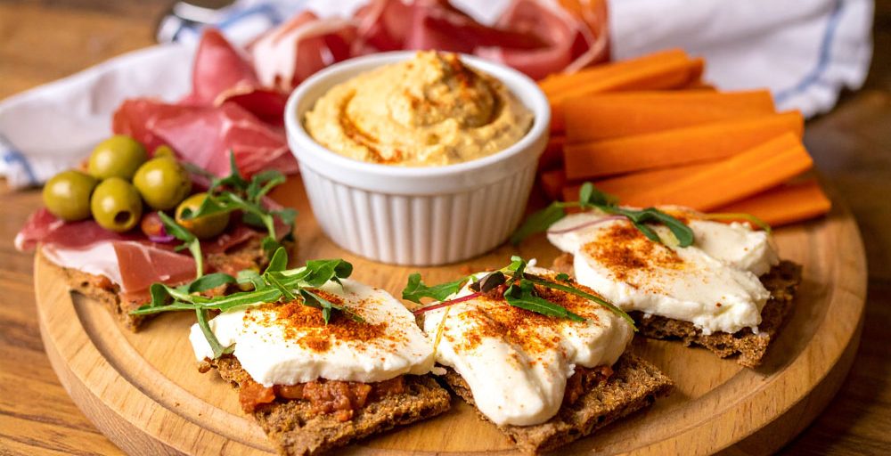 Firefly-Jamón-serrano,-hummus,-aceitunas-y-bastones-de-zanahoria